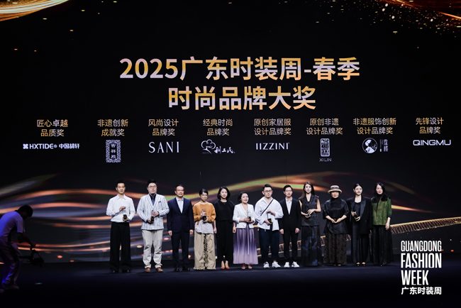 胡轩时装秀揽获匠心卓越品质奖-美派服饰网(图1) 胡轩时装秀揽获匠心卓越品质奖-美派服饰网(图1)