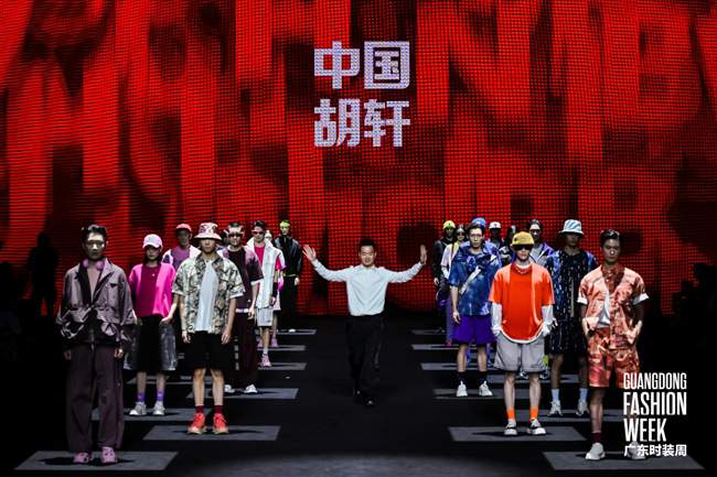 胡轩时装秀揽获匠心卓越品质奖-美派服饰网(图3) 胡轩时装秀揽获匠心卓越品质奖-美派服饰网(图3)