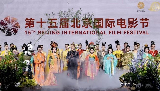 非遗缂丝邂逅盛唐美学 电影艺术演绎千年织梦-美派服饰网(图1) 非遗缂丝邂逅盛唐美学 电影艺术演绎千年织梦-美派服饰网(图1)