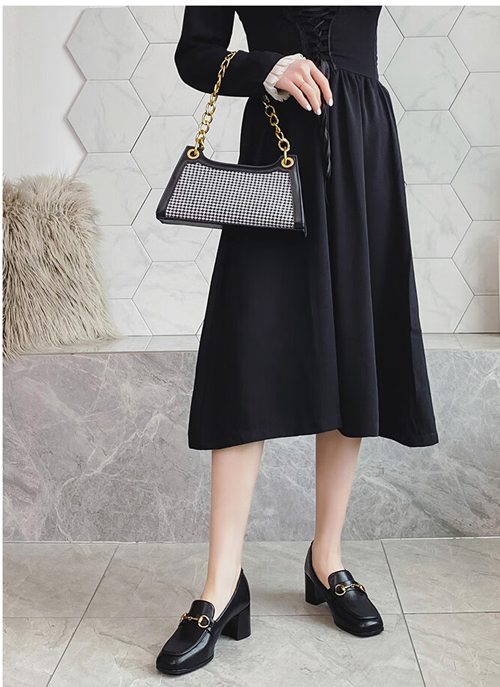 女士黑色皮鞋穿搭指南：百搭方案解析-美派服饰网(图1)