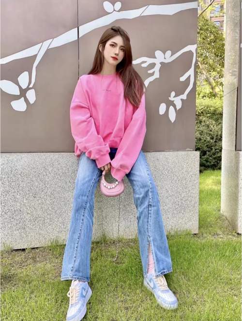 长款粉色卫衣百搭技巧：解锁多样风格-美派服饰网(图1)