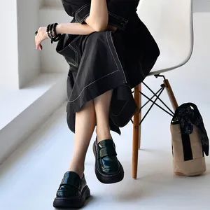 女生大头皮鞋搭配指南：经典款怎么穿更时髦-美派服饰网(图2)