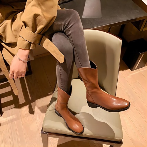 棕色短靴搭配牛仔裤的时尚技巧解析-美派服饰网(图3)