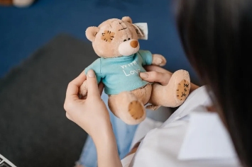 毛茸茸成冬季消费新宠，情绪治愈引领热潮-美派服饰网(图2)