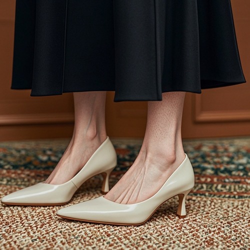 米白色高跟鞋搭配指南：提升风格与优雅的完美选择-美派服饰网(图1)