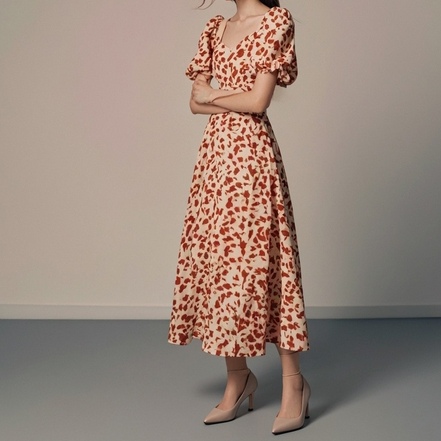 碎花半身长裙搭配技巧：打造甜美优雅的时尚造型-美派服饰网(图4)