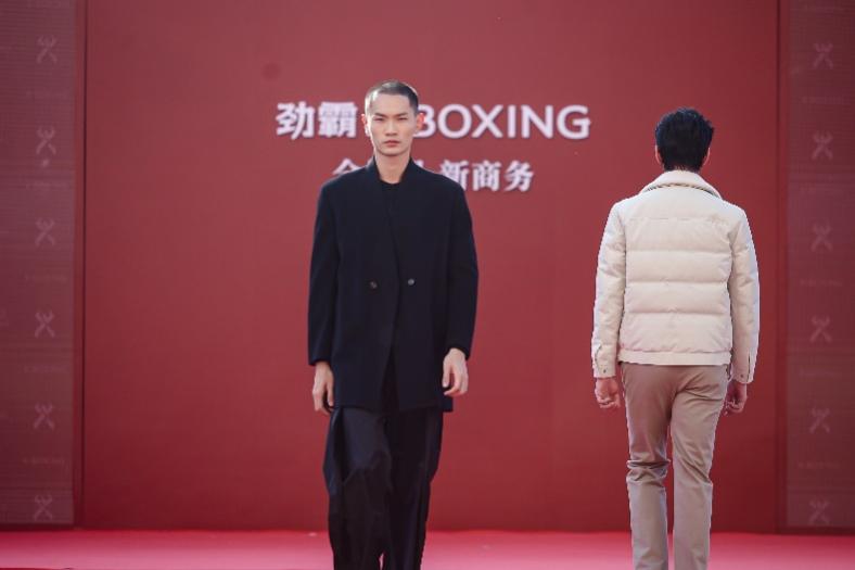 高伟光诠释劲霸45周年全场景新商务设计美学-美派服饰网(图3)