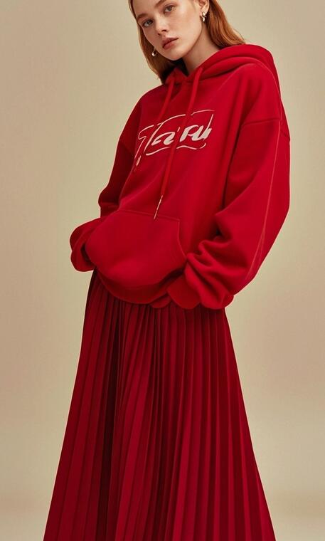 大红色卫衣的多样搭配方式：显瘦显气质必备法则-美派服饰网(图4)