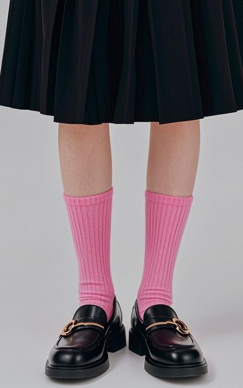 粉色袜子搭配技巧：甜美活力造型全攻略-美派服饰网(图1)
