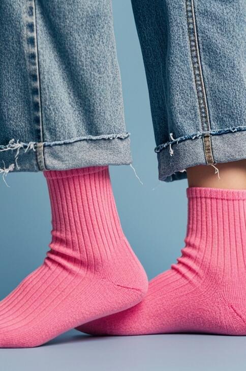 粉色袜子搭配技巧：甜美活力造型全攻略-美派服饰网(图4)