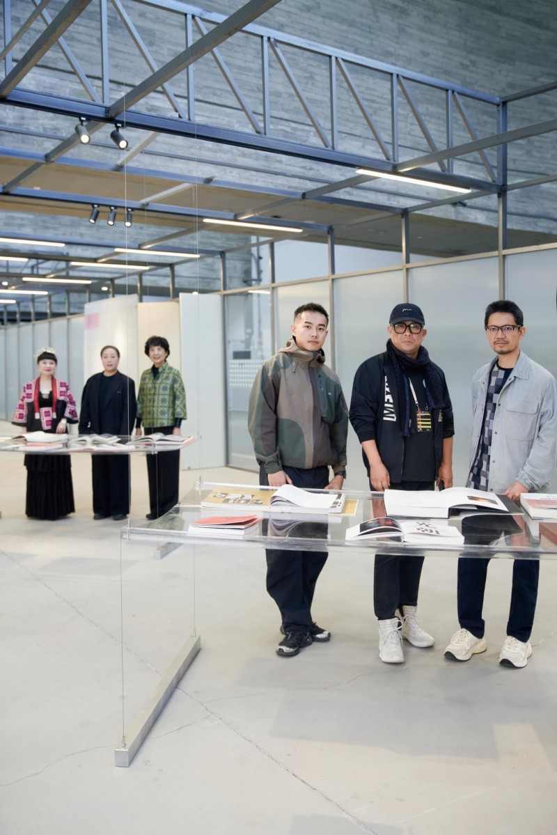 浮粒空镜：重塑时尚研究的跨文化学术对话空间-美派服饰网(图9)