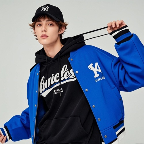 黑色卫衣搭配蓝色棒球服【图文】(图1)