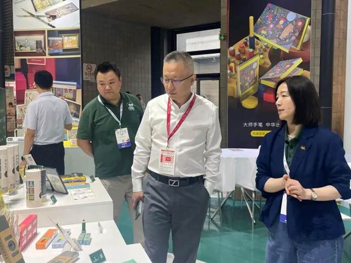 跨界融合，笔绘新篇：中华铅笔闪耀2025CLE授权展(图23)