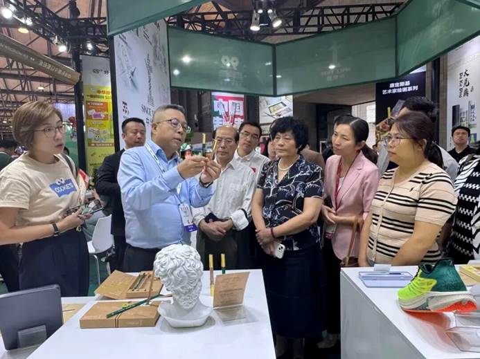 跨界融合，笔绘新篇：中华铅笔闪耀2025CLE授权展(图27)