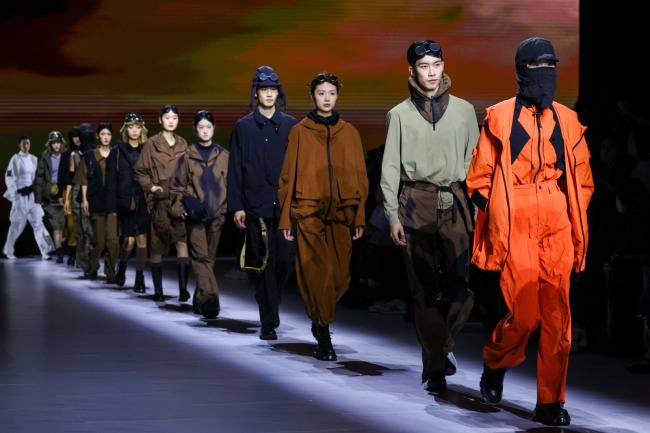 功能户外时装破圈反乌托邦美学-美派服饰网(图2)