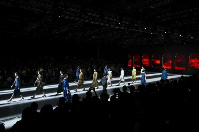 轻户外时装设计灵感 源自现代女性的时空穿梭-美派服饰网(图2)