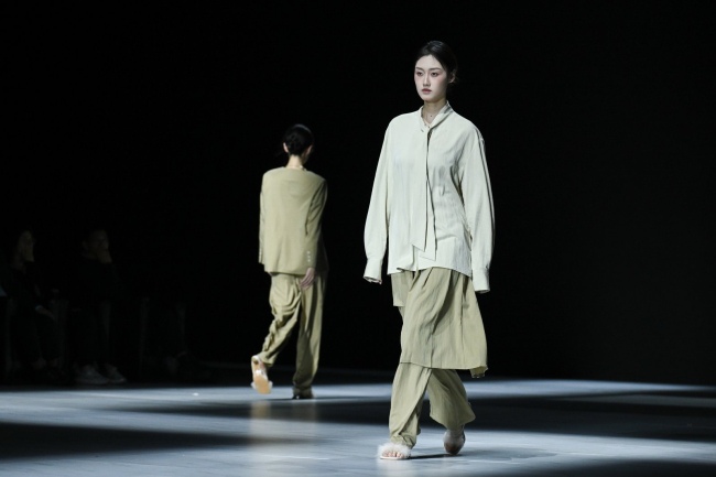 轻户外时装设计灵感 源自现代女性的时空穿梭-美派服饰网(图4)