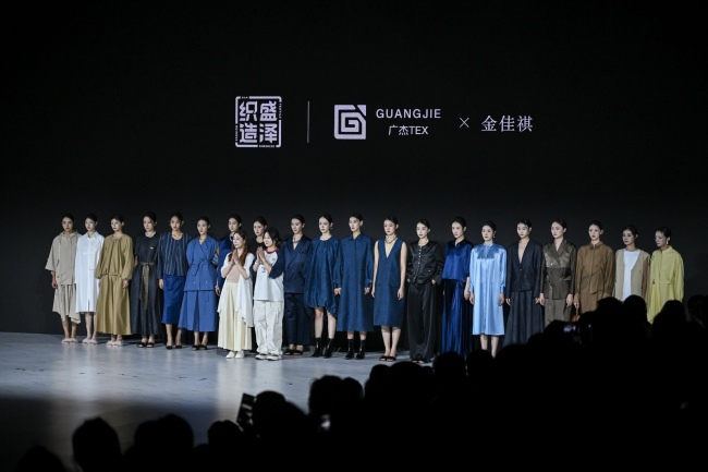 轻户外时装设计灵感 源自现代女性的时空穿梭-美派服饰网(图3)