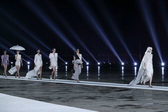 苏州湾融合传统与现代诠释当代时尚趋势-美派服饰网(图2)