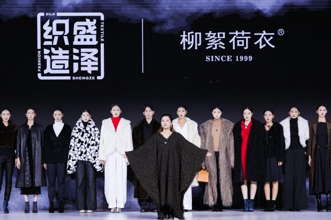 2026高级定制秀 AI赋能轮廓创新 跨域融合-美派服饰网(图2)