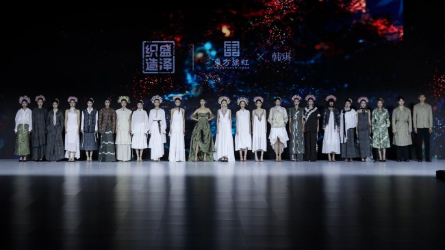 非遗簪花灵感 韩琪“繁花”时装展现传统与潮流融合-美派服饰网(图2)