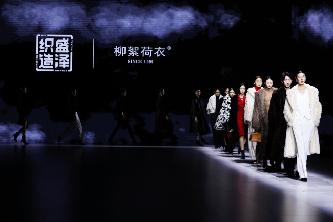 2026高级定制秀 AI赋能轮廓创新 跨域融合-美派服饰网(图3)