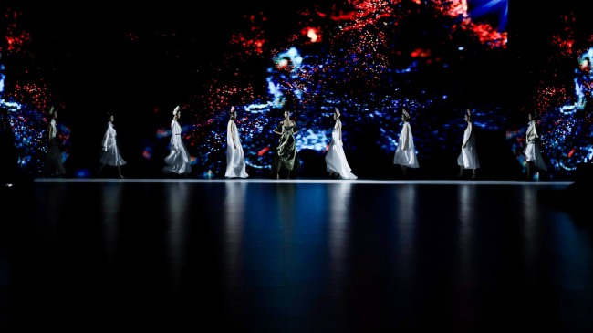 非遗簪花灵感 韩琪“繁花”时装展现传统与潮流融合-美派服饰网(图3)