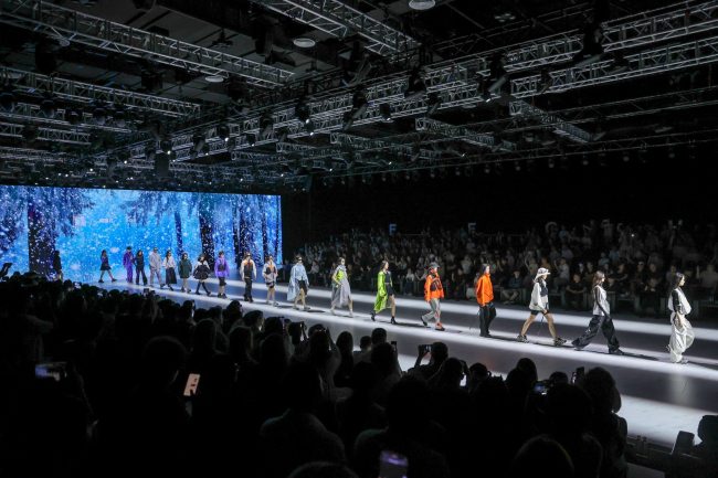 创新户外风格撒野：紫晶花解构自然与服饰的共生美学-美派服饰网(图2)