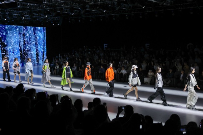 创新户外风格撒野：紫晶花解构自然与服饰的共生美学-美派服饰网(图30)