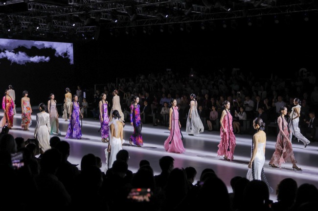 真丝服饰设计以自然肌理诠释共生理念-美派服饰网(图4)