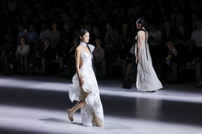 真丝服饰设计以自然肌理诠释共生理念-美派服饰网(图5)