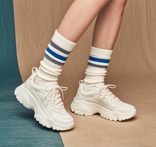 白色老爹鞋搭配袜子指南｜提升造型层次感-美派服饰网(图2)