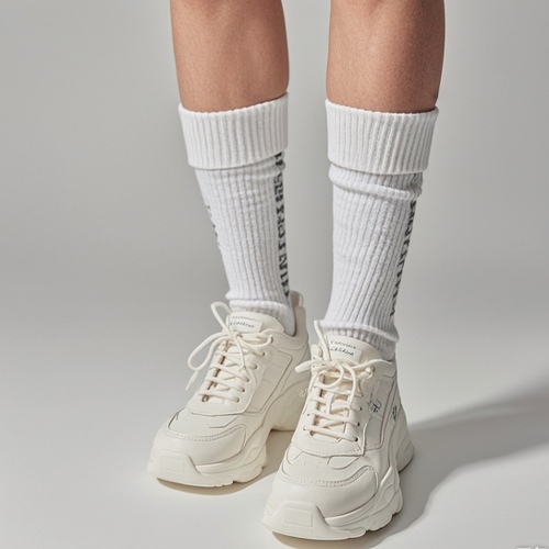 白色老爹鞋搭配袜子指南｜提升造型层次感-美派服饰网(图1)