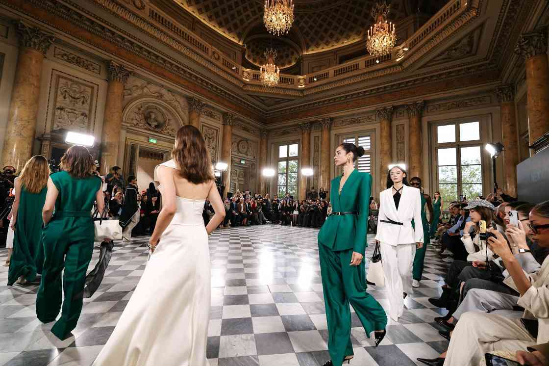 东方美学邂逅巴黎时装周 木兰时序诠释时间哲思-美派服饰网(图4)