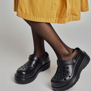 黑丝洞洞鞋搭配灵感：五种风格巧搭-美派服饰网