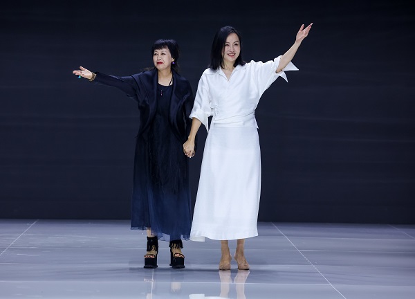 “南方丝巢×吕越” 时装发布会惊艳亮相中国国际时装周