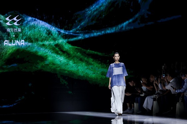 “南方丝巢×吕越” 时装发布会惊艳亮相中国国际时装周